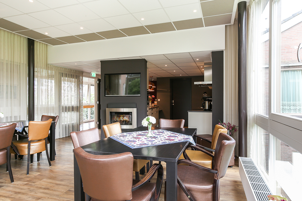 algemene huiskamer met zicht op keuken